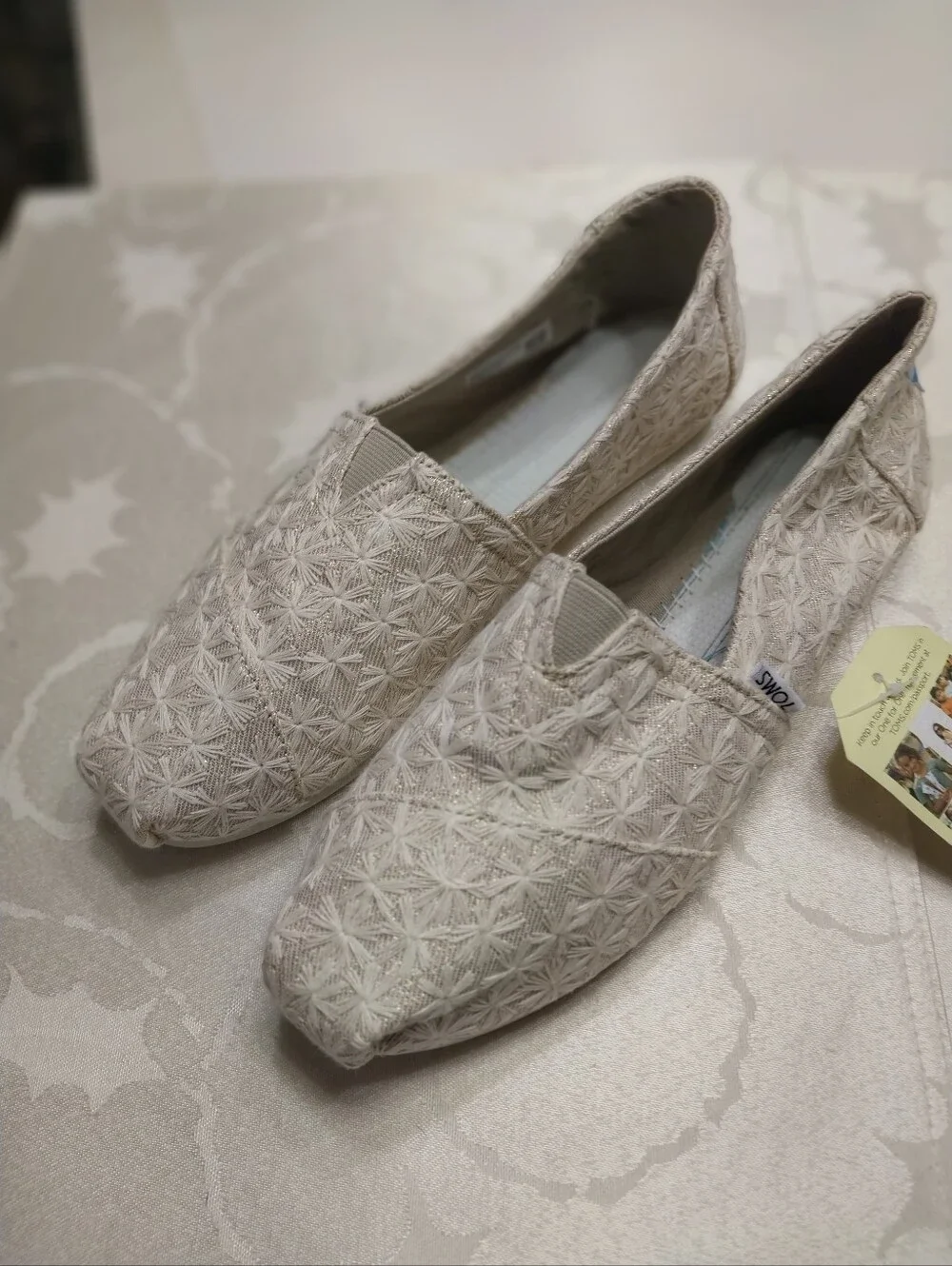 Tom's NWT Women's Natural Daisy Metallic Classic Slip-on Shoes Size 10 M Cream